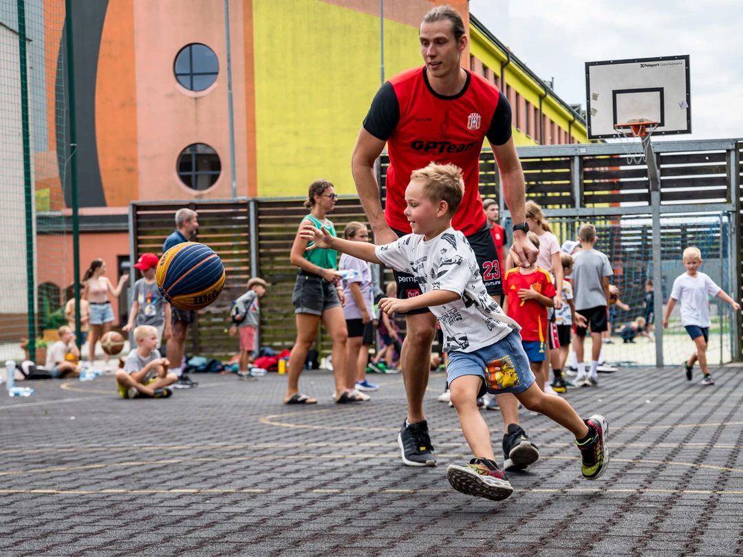 Sportowy dzień z koszykówką!