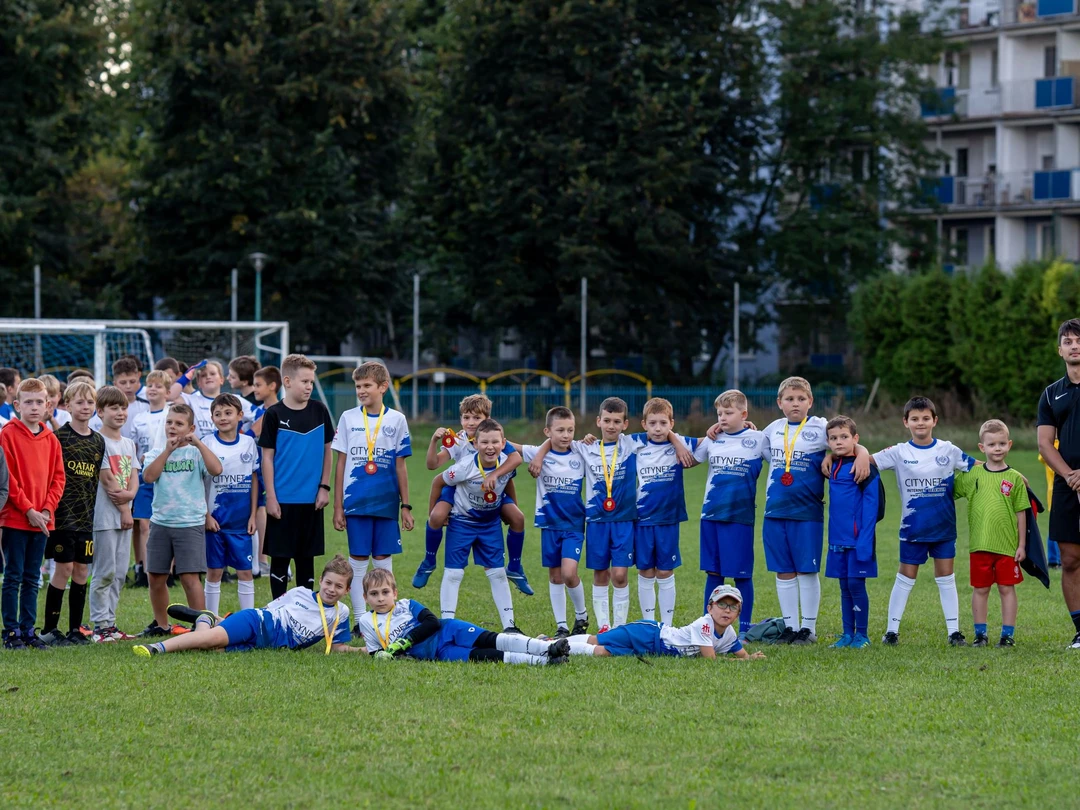 medale-OIMS.jpg	Grupa SALOSowych piłkarzy z pamiątkowymi medalami