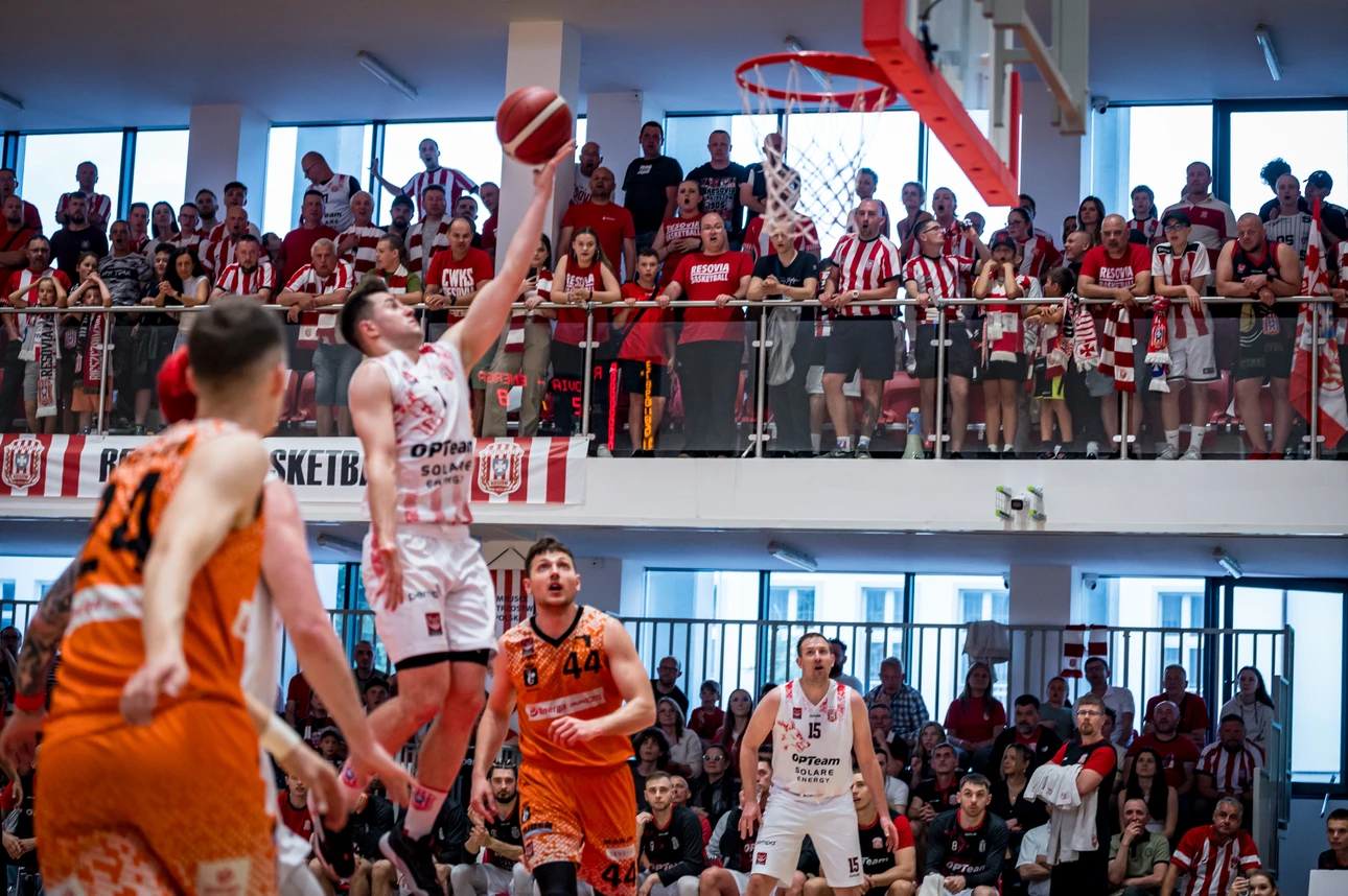 Resovia Rzeszów: Powrót do pierwszej ligi po 15 Latach – wywiad z Michałem Gabińskim i Wojciechem Szpyrką